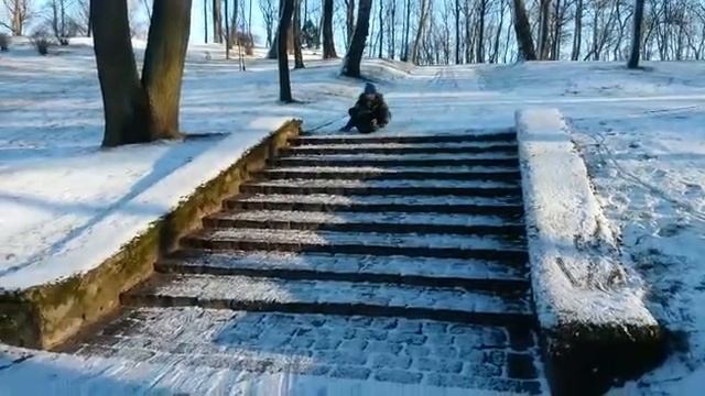 Спуск на санках по лестнице смотреть онлайн