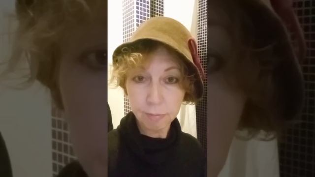 Вот какие шляпки продаются теперь на вокзале в Пушкино... смотреть онлайн