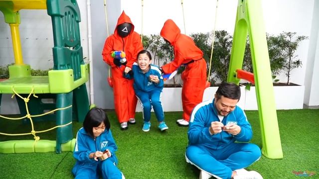 SQUID GAME HONEYCOMB CANDY CHALLENGE | KAYCEE & RACHEL in WONDERLAND FAMILY смотреть онлайн
