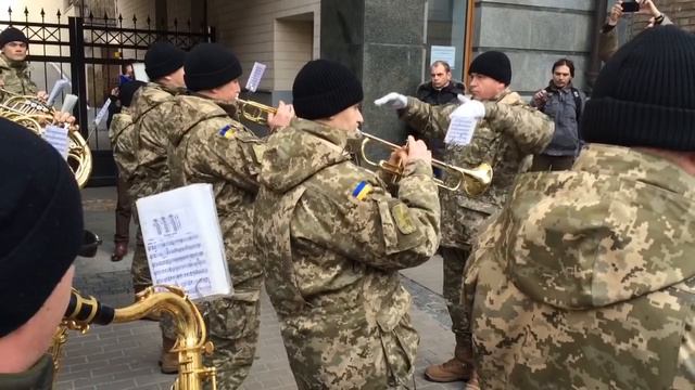 Военный оркестр играет "Плинэ кача" смотреть онлайн