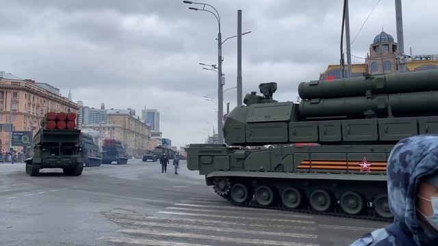 Москва. Парад Победы! Военная техника возвращается с Красной площади! смотреть онлайн