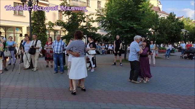 Веселый ТАНЕЦ, а бабулька танцует вообще, КЛАСС! смотреть онлайн