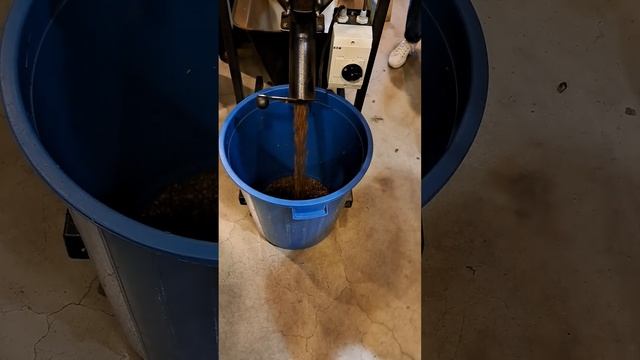 Процесс обжарки #кофе в #скуратов смотреть онлайн