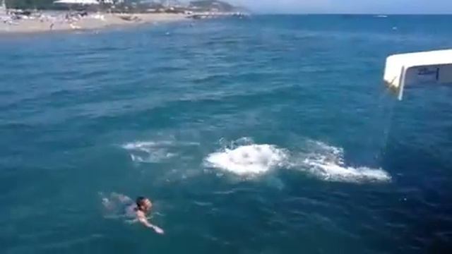 Спуск с горки прямо в черное море смотреть онлайн