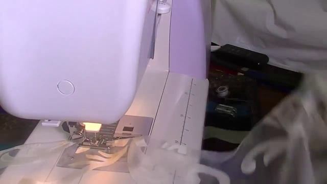 Обработка края ткани с помощью подрубочной лапки. смотреть онлайн