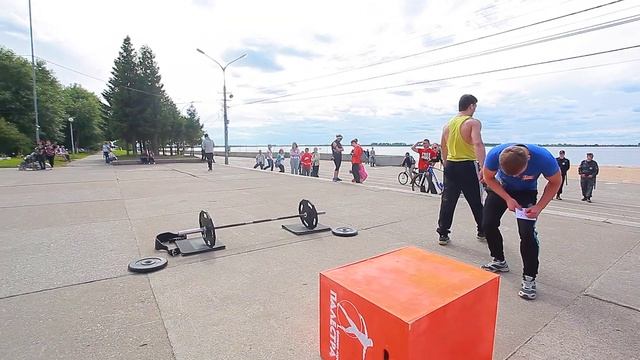 Этап уличной тренировки от фитнес клуба Палестра