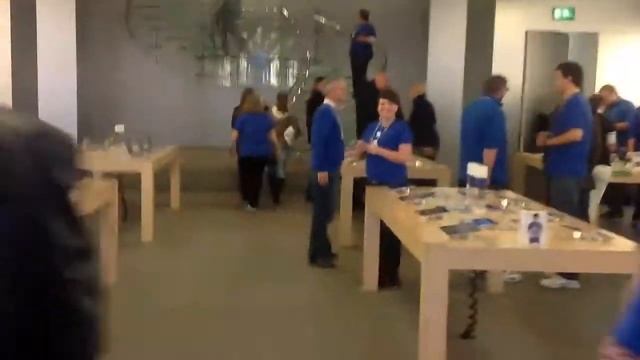 Apple Iphone 5 in Munich Germany - into Apple Store in Munich 21.09.201 смотреть онлайн