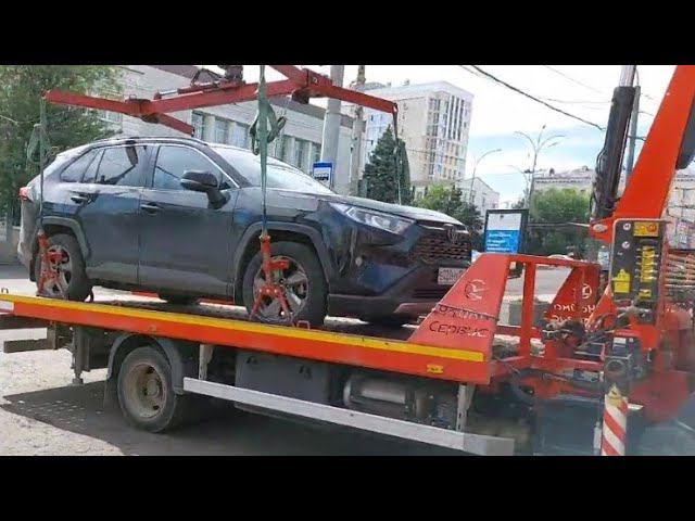 #2.Эвакуация на пл. Свободы продолжается, эвакуация RAV-4 с тротуара. смотреть онлайн