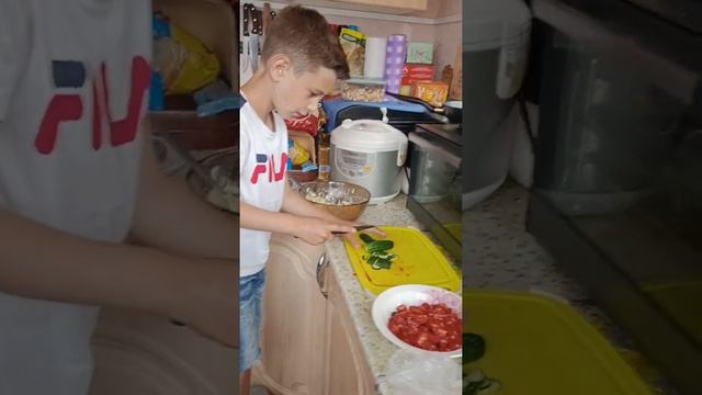 Сын помогает готовить,как думаете вкусно?😀#многодетнаямама #сын #сынок #многодетнаясемья #готовим смотреть онлайн