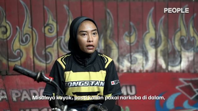 Joki Tong Setan Perempuan: Pakai Ilmu Fisika Lawan Gravitasi | People смотреть онлайн