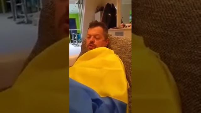 Француз поет гимн Украины смотреть онлайн