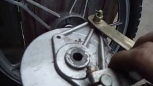 №16 Ремонт заднего колеса. Как покрасить диски на мопеде альфа.