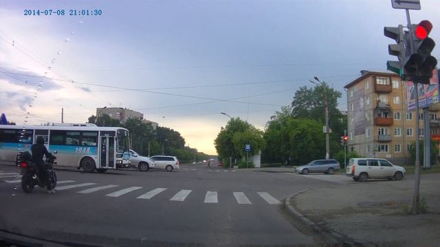 мотоциклист на красный