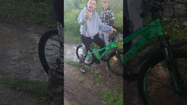 Преодолевание луж на велосипеде STELS смотреть онлайн