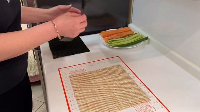 РОЛЛЫ С СЕМГОЙ И ОГУРЦОМ. РОЛЛЫ В ДОМАШНИХ УСЛОВИЯХ. ЛЕГКИЕ И ПРОСТЫЕ РОЛЛЫ ЗА 10 МИНУТ! смотреть онлайн