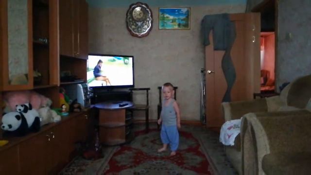 Малыш Дима, 1год 10 месяцев. Потанцушки))) смотреть онлайн