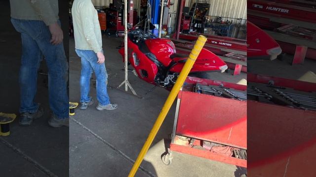 2004 Suzuki GSX-R 1300 Hayabusa getting new shoes at Blacks Tire in Westminster смотреть онлайн
