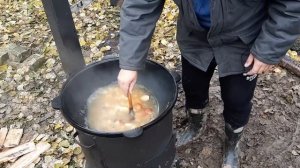 Уха из речной рыбы на природе в казане. Горячее копчение.