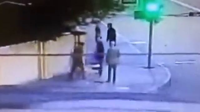Мужчина изрезал прохожего в Петербурге смотреть онлайн