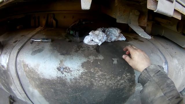 DAF XF 105. Снятие топливного бака. Как прокачать топливную систему на Дафе? смотреть онлайн