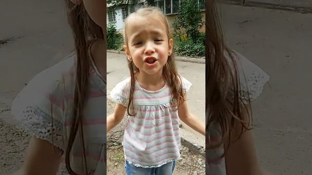 Девочка читает стих / Р. Рождественский "Я в глазах твоих утону" смотреть онлайн