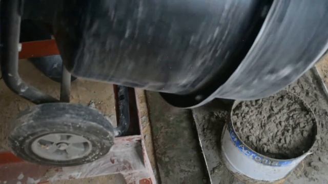 Лайфхак для бетономешалки! Подставка-эстакада в процессе работы бетономешалки смотреть онлайн