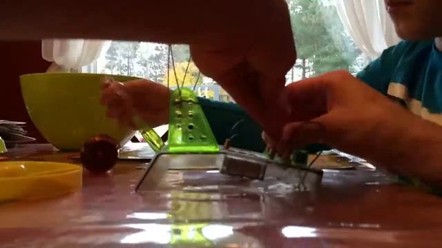 Garritt (age 8) makes a circuit ! - electric maze смотреть онлайн