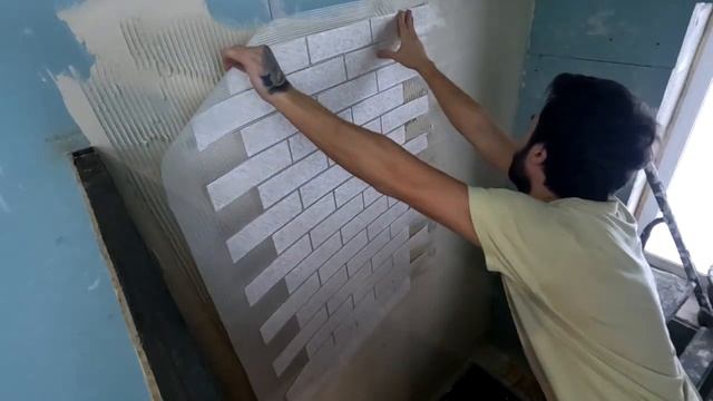 Поклейка кирпичиков из мраморной крошки в коридоре. Продолжение стройки 30 смотреть онлайн