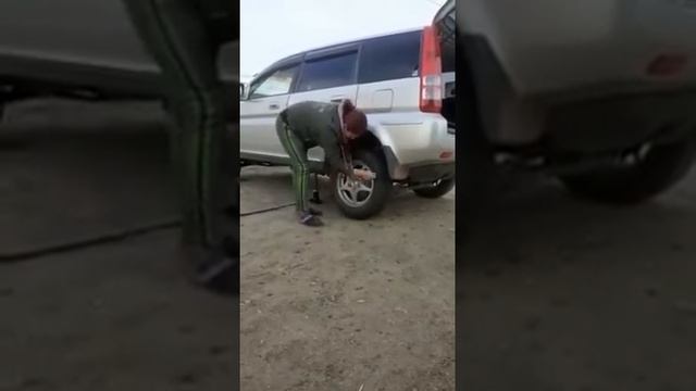 Замена колеса #умелыеручки ? смотреть онлайн