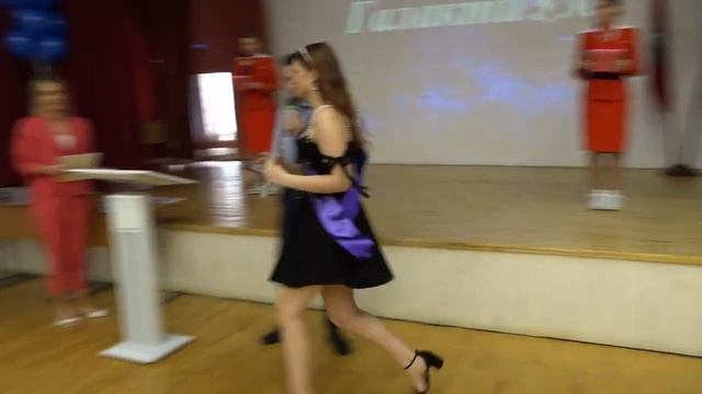 Вручение аттестатов выпускникам 11-х классов школы № 504 смотреть онлайн