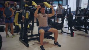 Жим вверх в рычажковом тренажере