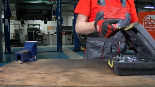 [DE] Ford: Wechsel des Gummischlauchs am DPF-Differentialdrucksensor смотреть онлайн