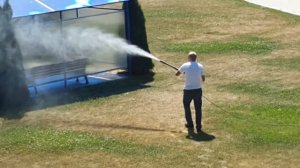 Полив газона аппаратом высокого давления Karcher.