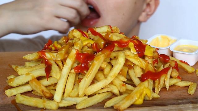 ASMR EATING FRENCH FRIES●АСМР ИТИНГ КАРТОШКА ФРИ●NO TALKING●HUNGRY RUSSIAM BOY