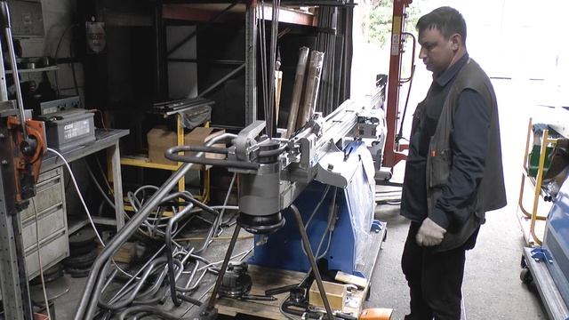 Гибка труб на 180 градусов на полуавтоматическом трубогибе с ЧПУ MASTER смотреть онлайн