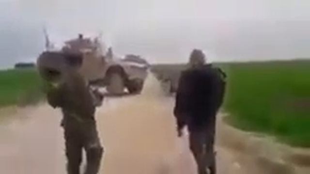 Бойцы САА развернули конвой США, пытавшийся войти в город Тель Тамр, в провинции Хасака смотреть онлайн