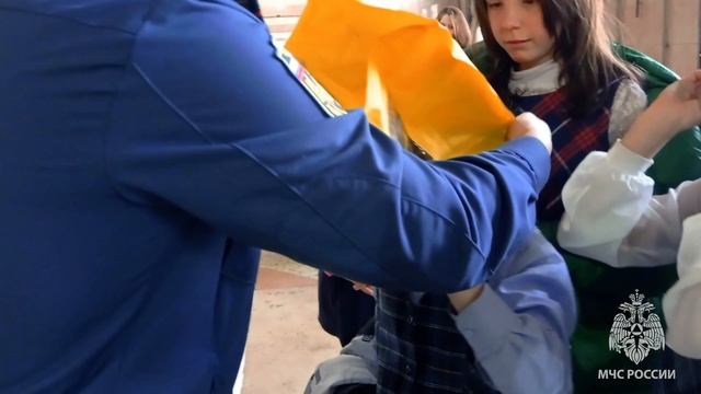 ДЕТЕЙ НАГРАДИЛИ ЗА ОТВАГУ НА ПОЖАРЕ смотреть онлайн