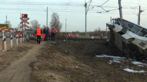Под Переславлем столкнулись поезд и автобус, погибли люди: репортаж с места трагедии