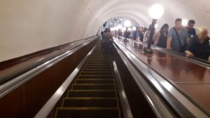 Переход по эскалатару с ст. м. Билеотеки им Ленина на ст. м. Арбатская