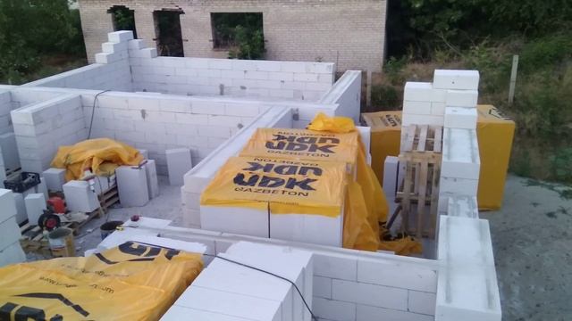 Стройка дома - 20. Кладка 8-10 рядов газоблока. Появились окна.