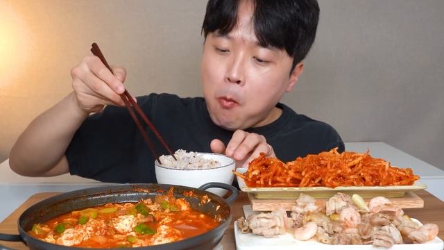 [와차밥] 얼큰 순두부찌개 대패삼겹살 무생채 요리 먹방 Spicy Egg Soup & Pork Belly ASMR MUKBANG REAL SOUND EATING SHOW смотреть онлайн