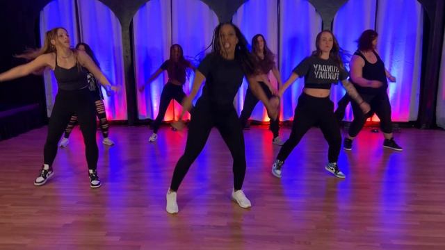 In The Club By Taufiq Akmal | Dance Fitness | Zumba | Fitness With Robin