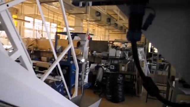 Упаковка печенья на комплексе с мультиголовочным дозатором и наклонной упаковочной машиной смотреть онлайн