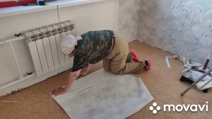 Поклейка обоев вдоль окна, вокруг радиатора отопления.
