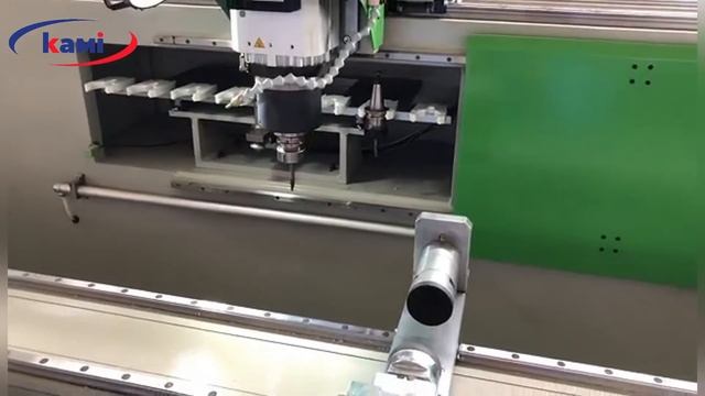 Принцип работы линейного магазина на фрезерном станке ЧПУ с поворотной осью вращения APM 3000 MS смотреть онлайн