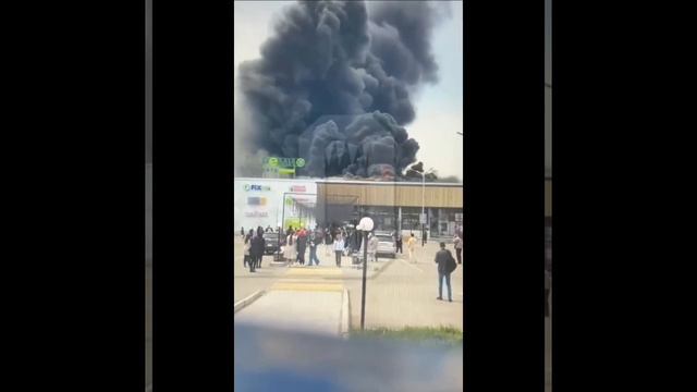 В Хабаровске горит торговый центр "РемиСити" смотреть онлайн