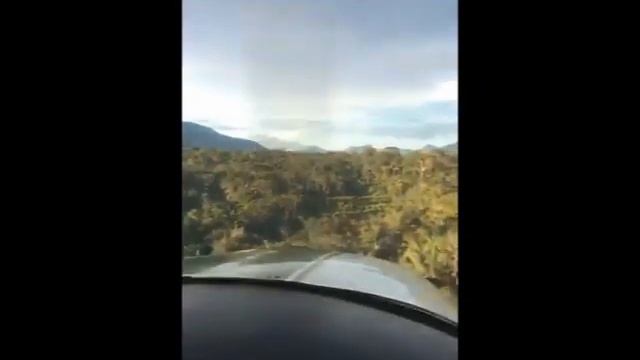 Уникальная посадка легкомоторного самолета Cessna на грунтовую полосу в густом лесу смотреть онлайн