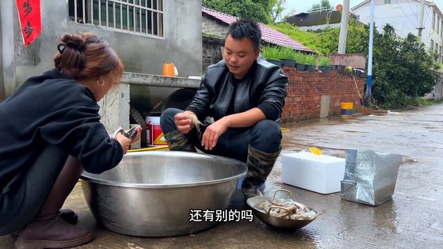 拖粉丝大哥的福，活了34年第一个吃这么大的虾，四个娃都吃嗨了！ смотреть онлайн