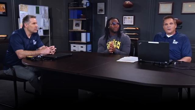 Jaylon Smith Breaks Down, Triangle Vision, Block Shedding, & the Run Game | NFL Film Session смотреть онлайн