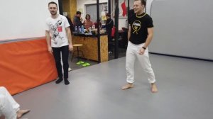 Смертельный удар "вертуха" из капоэйры! От нее нет блока!